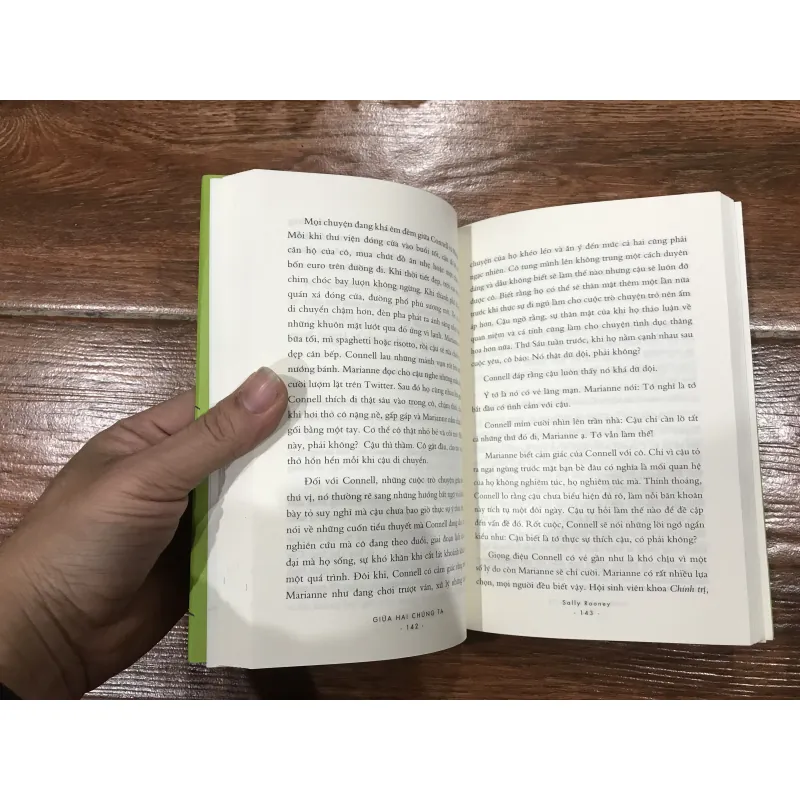 Giữa hai chúng ta - Sally Rooney (7) 761001