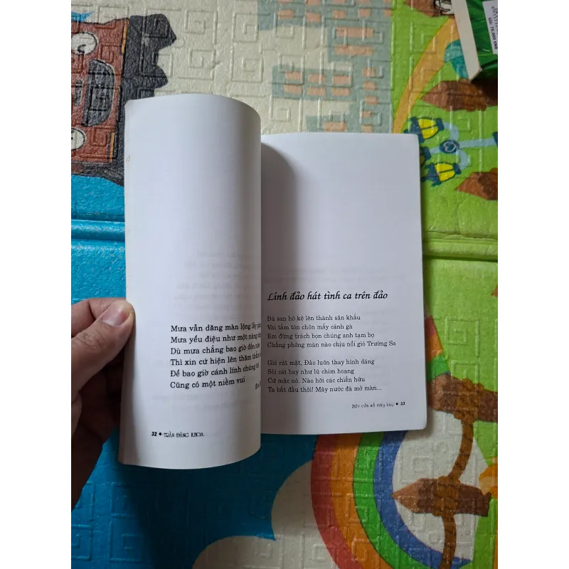 Bên cửa sổ máy bay 795771