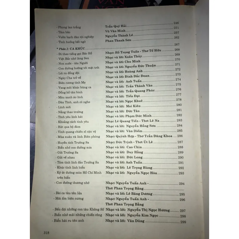 Tiếp bước quân hành - Tập kịch bản sân khấu và ca khúc quần chúng 734776