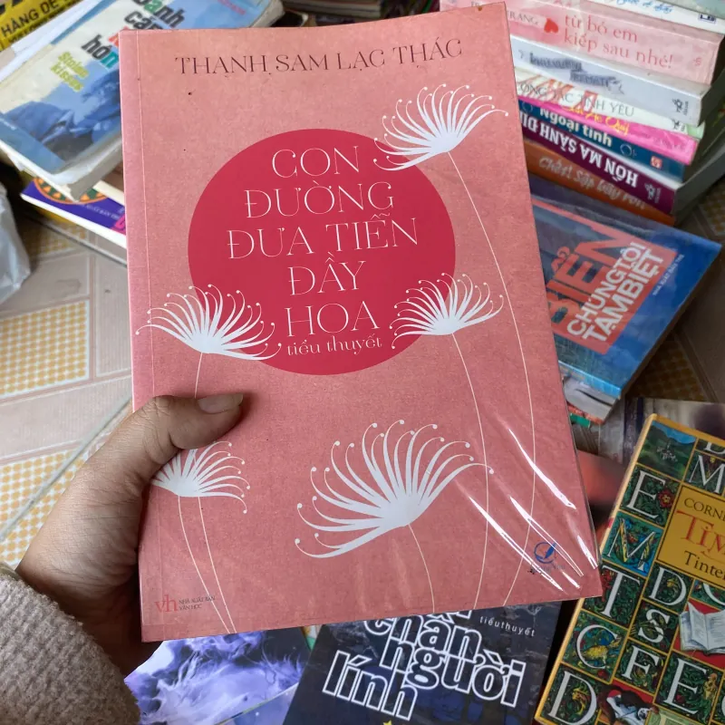 Con đường đưa tiễn đầy hoa  790852