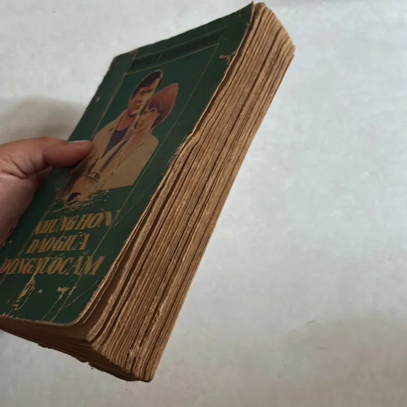 Những hòn đảo giữa dòng nước ấm - Ernest Hemingway 783587