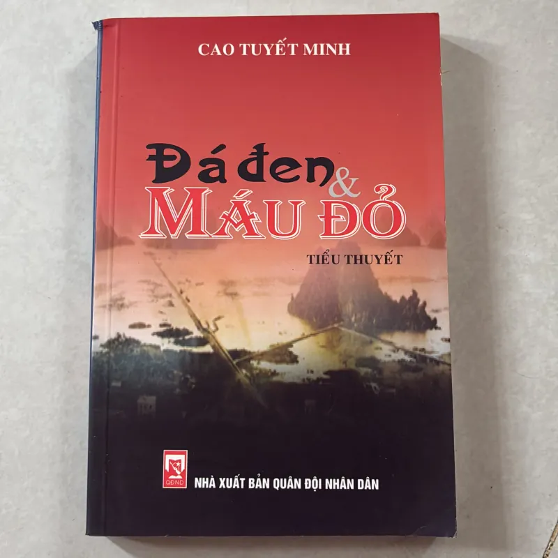 Đá đen và màu đỏ - Cao Tuyết Minh 746863