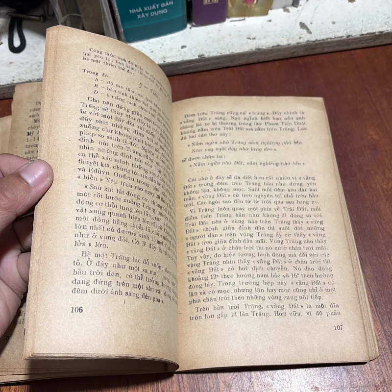 II Sách Khoa Học Và Kỹ Thuật: Mặt Trăng - Thanh Giang - 1978 1005006