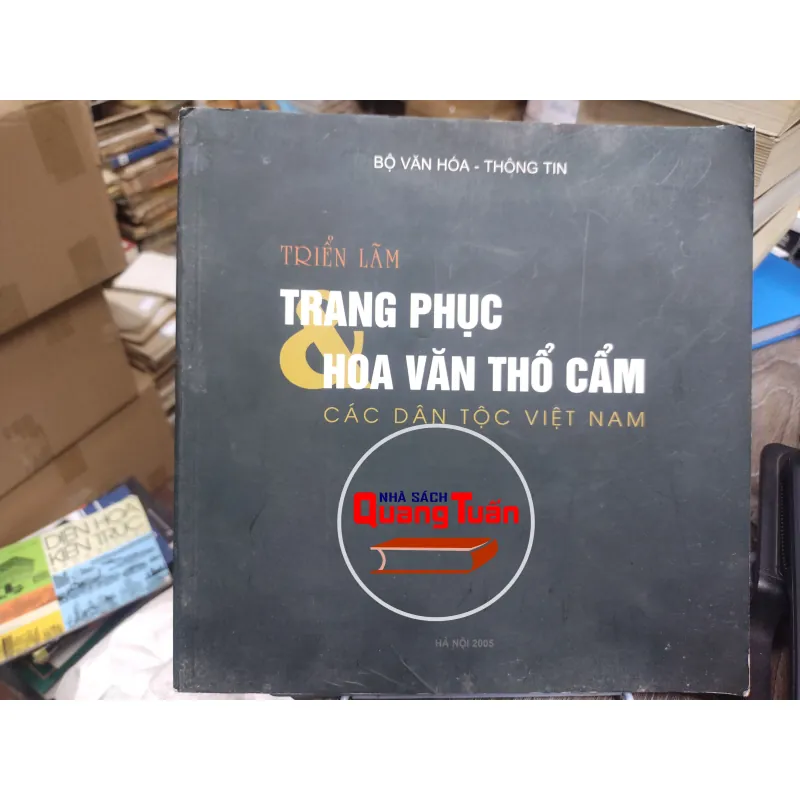 Sách: Triển lãm trang phục và hoa văn thổ cẩm của các DT Việt Nam (A3) 727902