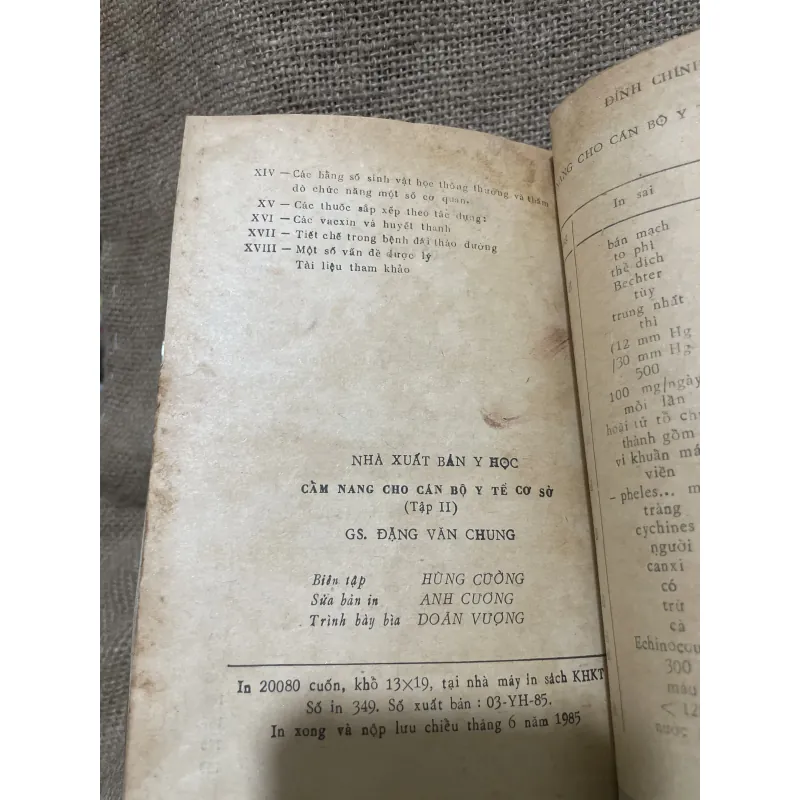 Cẩm đang cho cán bộ y tế cơ sở -240 trang  1018050