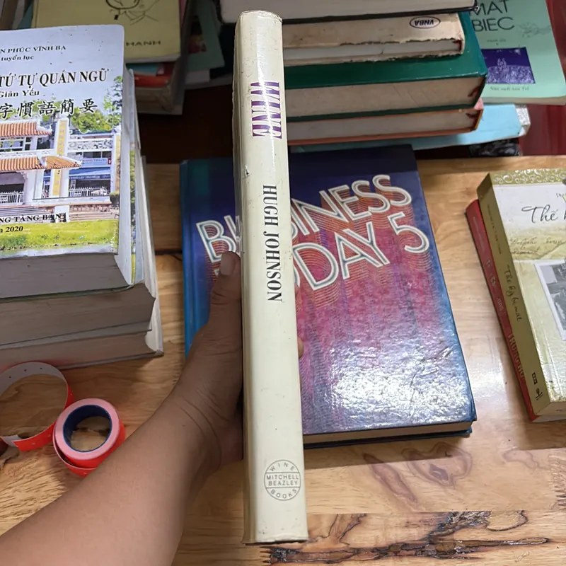 II English Book: WINE _ The Classic Guide To The World Of Wine - HUGH JOHNSON 691217