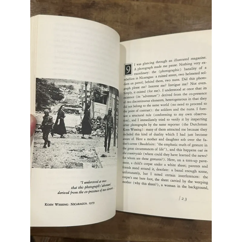 Camera Lucida: Reflections on Photography - Roland Barthes (Penguin Vintage) 731658