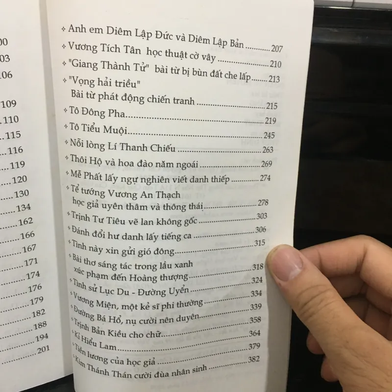 Những câu chuyện văn nhân tài tử 1025673