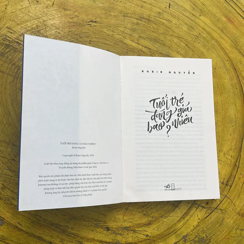 TUỔI TRẺ ĐÁNG GIÁ BAO NHIÊU- ROSIE NGUYỄN KÈM NOTEBOOOK 704313