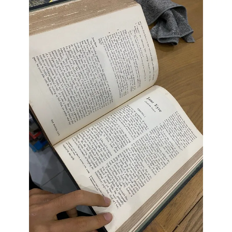 English Literature - Edward J. Gordon 553262