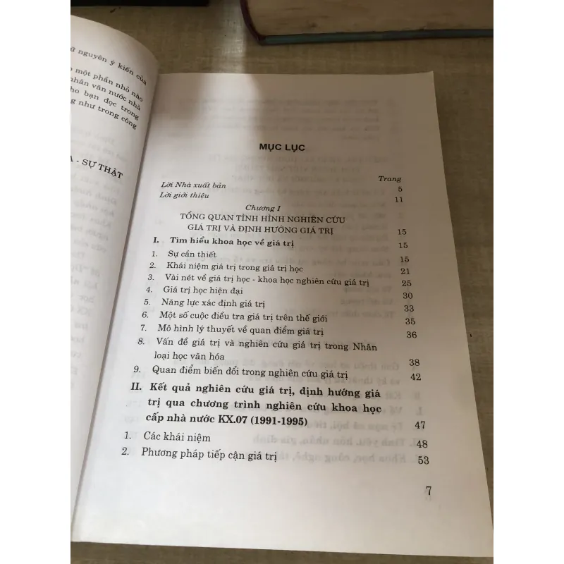 Định hướng giá trị con người Việt Nam thời kỳ đổi mới và hội nhập 1000219