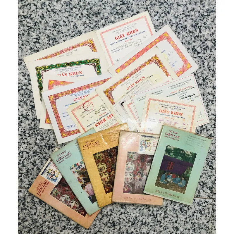 Lô sổ liên lạc + giấy khen 9x  994282