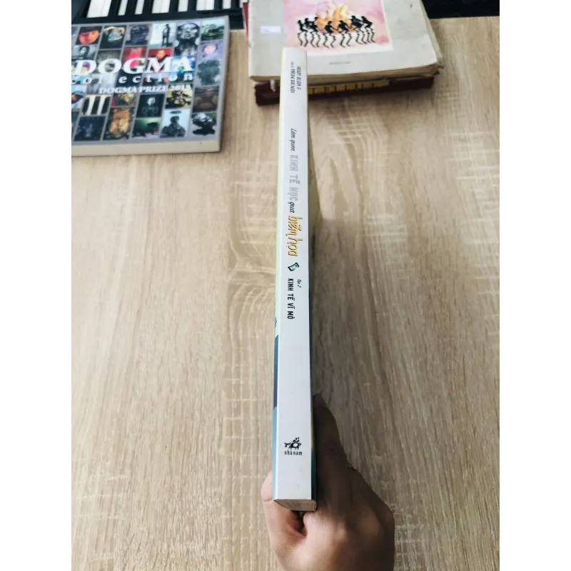 LÀM QUEN KINH TẾ HỌC QUA BIẾM HỌA (T2) 1007288