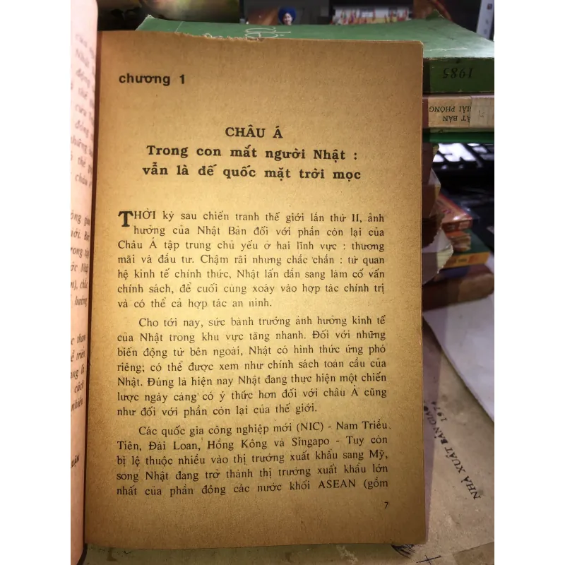 Chân dung nước Nhật ở châu Á - Nigel Holloway & Phillip Bowring  1024571