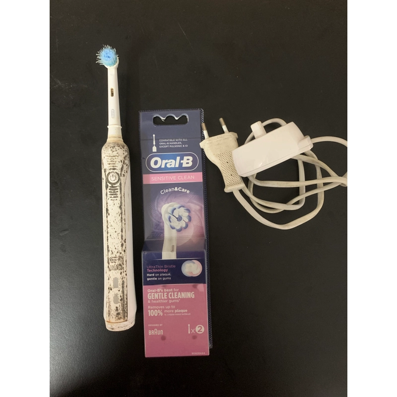 Bàn chải điện Oral B Braun với 2 bàn chải mới nguyên tem 548144