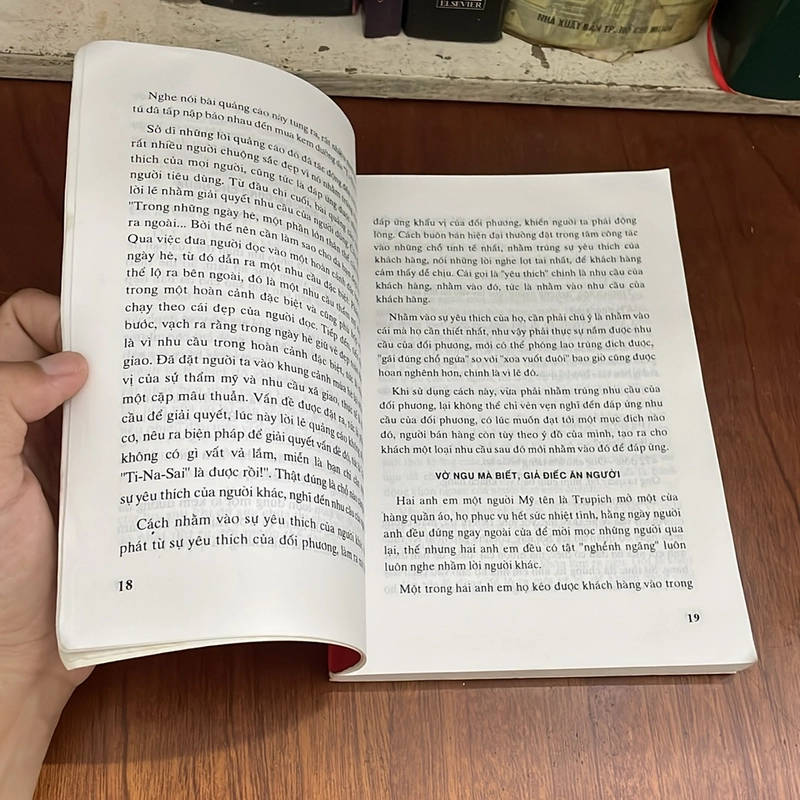 II Sách Kỹ Năng: Thuật Lấy Lòng Người Trong Kinh Doanh - 2003 525278