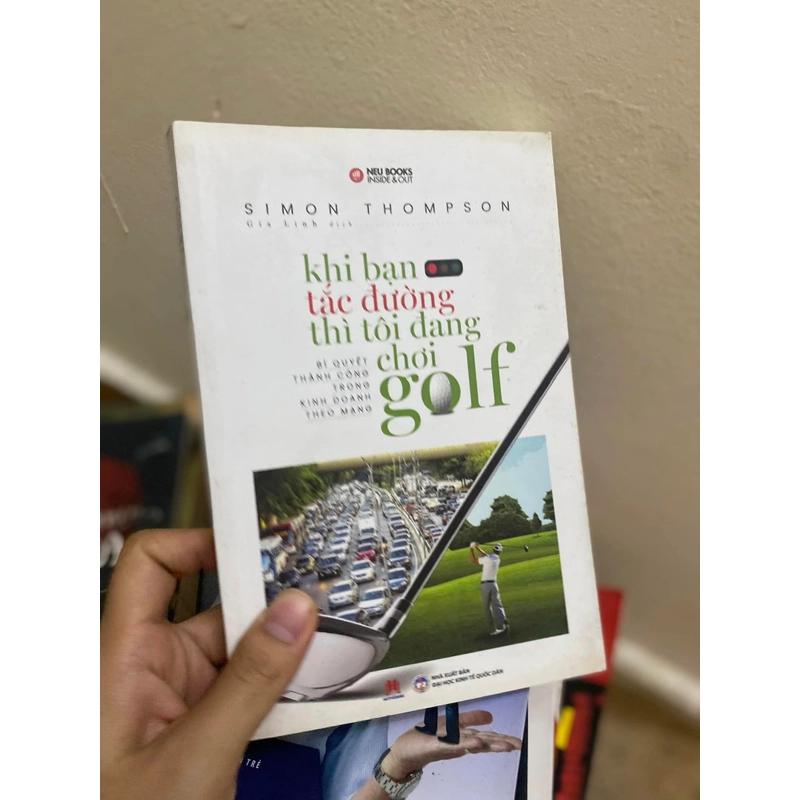 Sách Khi bạn tắc đường thì tôi đang chơi golf 308098