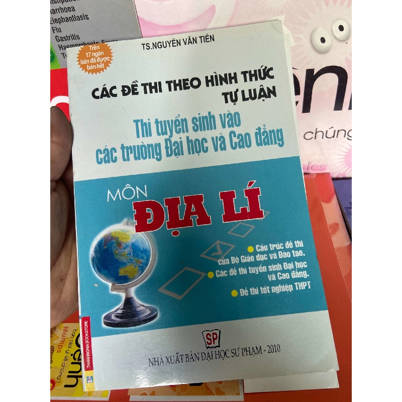 (Sách cũ SCGR) Môn Địa Lí (Các Đề Thi Theo Hình Thức Tự Luận, Thi Tuyển Sinh Vào Các Trường Đại Học Và Cao Đẳng) - Nguyễn Văn Tiến 2010 Tham khảo - luyện thi VAVO-AK1T1 Blogmeo090426 1015512