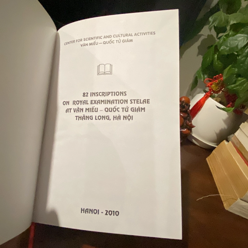 82 BIA TIẾN SĨ Ở VĂN MIẾU QUỐC TỬ GIÁM HÀ NỘI, SÁCH TIẾNG ANH, BÌA CỨNG (XB 2010) 469314