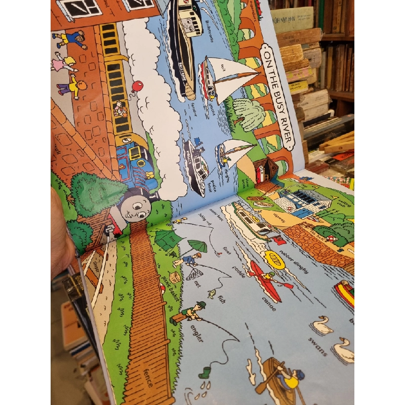THOMAS' WONDERFUL WORD BOOK : With hundreds of new words, shapes, colours, numbers and more! 201911