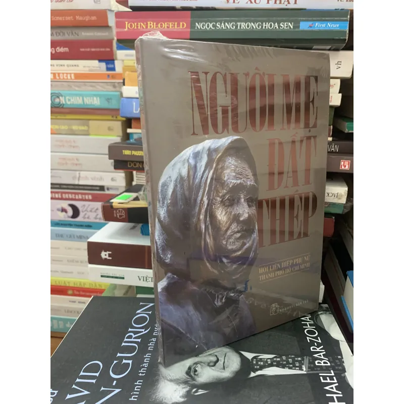 Người mẹ đất thép 1009934