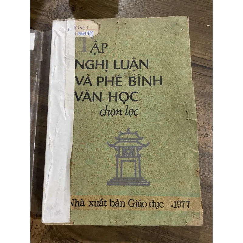 Tập nghị luận và phê bình văn học; 270 trang  1030292