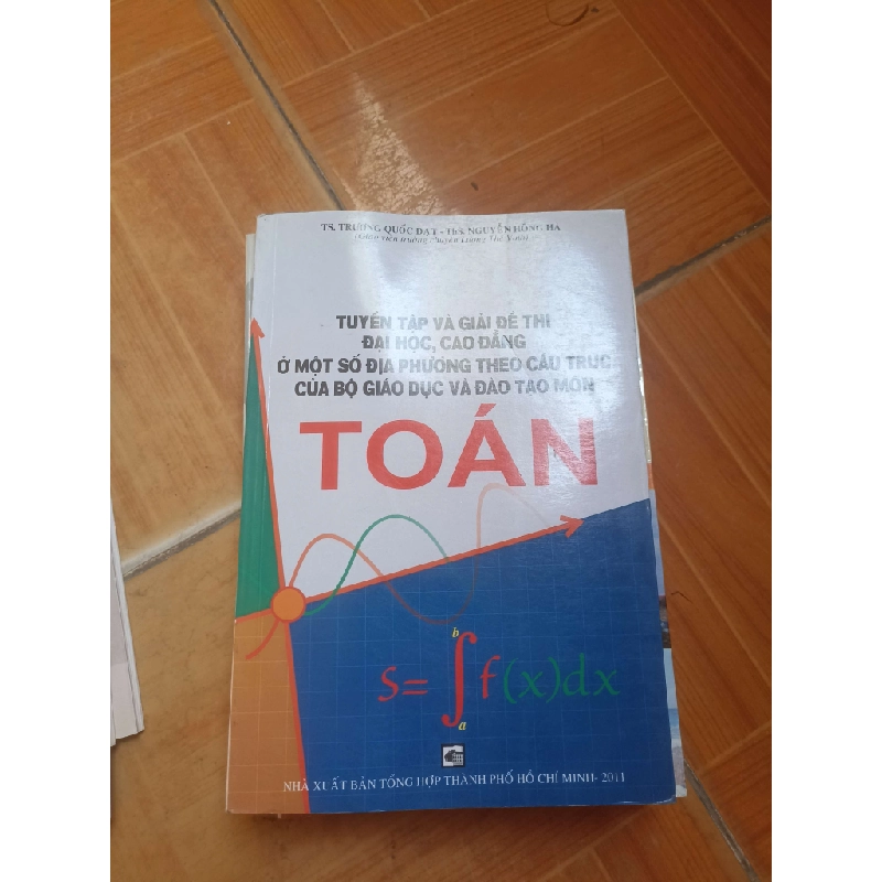 Tuyển tập và giải đề thi Hb88 com tải ứng dụng, cao đẳng ở một số địa phương theo cấu trúc của bộ giáo dục và đào tạo môn toán - Trương Quốc Đạt, Nguyễn Hồng Hà 2011 (Sách giáo khoa - giáo trình) VAVO-AK5ST2 1055838