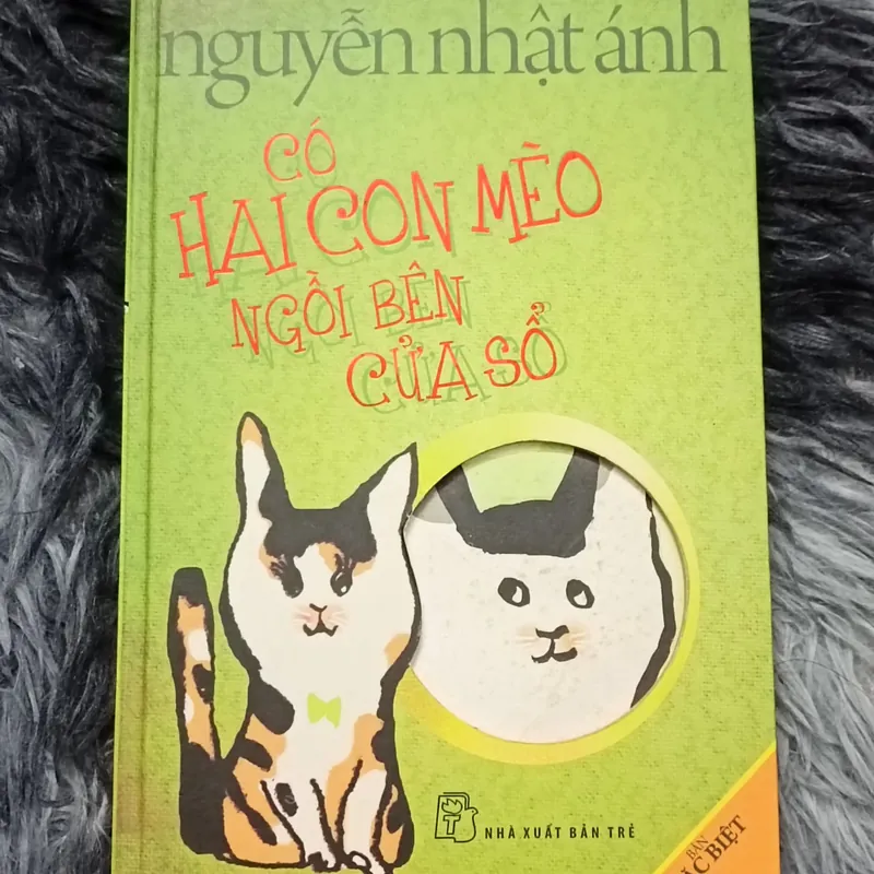 Có hai con mèo ngồi bên cửa sổ (Bìa cứng) 563097
