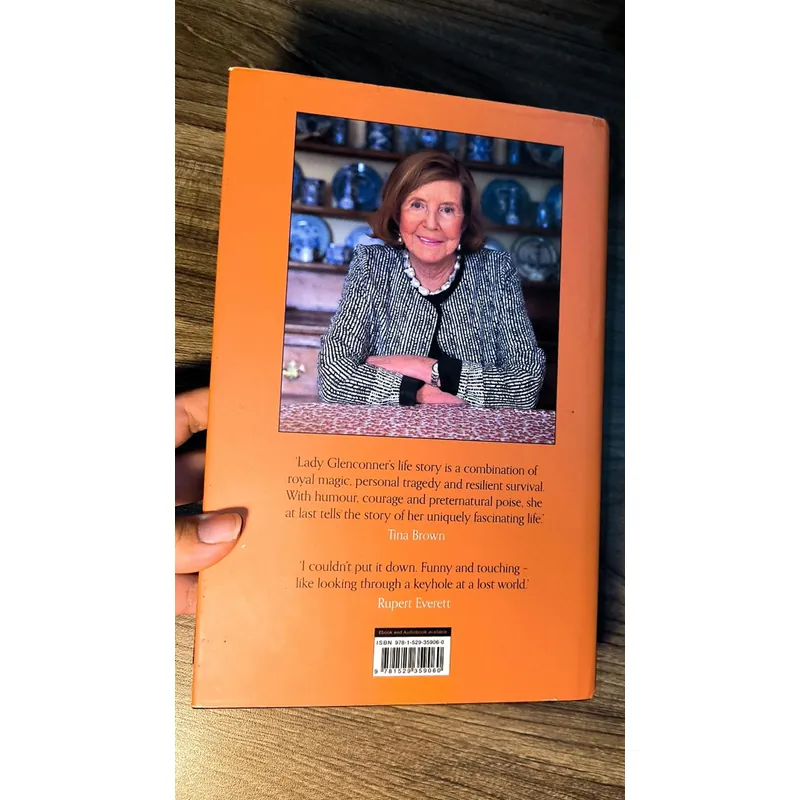 Sách cũ (có ố) Lady in Waiting: My Extraordinary Life in the Shadow of the Crown  723356