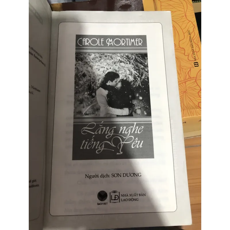 Tiểu thuyết Lắng nghe tiếng yêu 990602