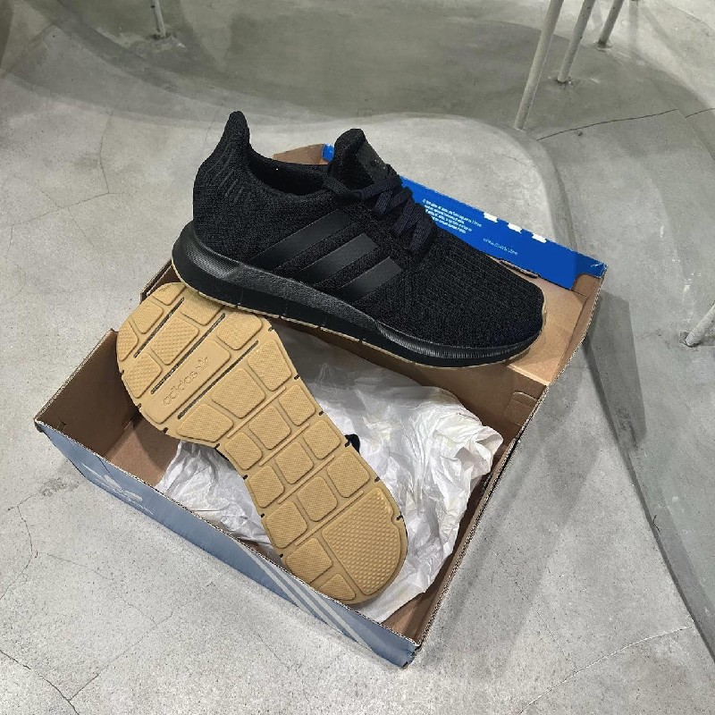 Pass giày Adidas Swift Run Black Gum size 41.5 5710