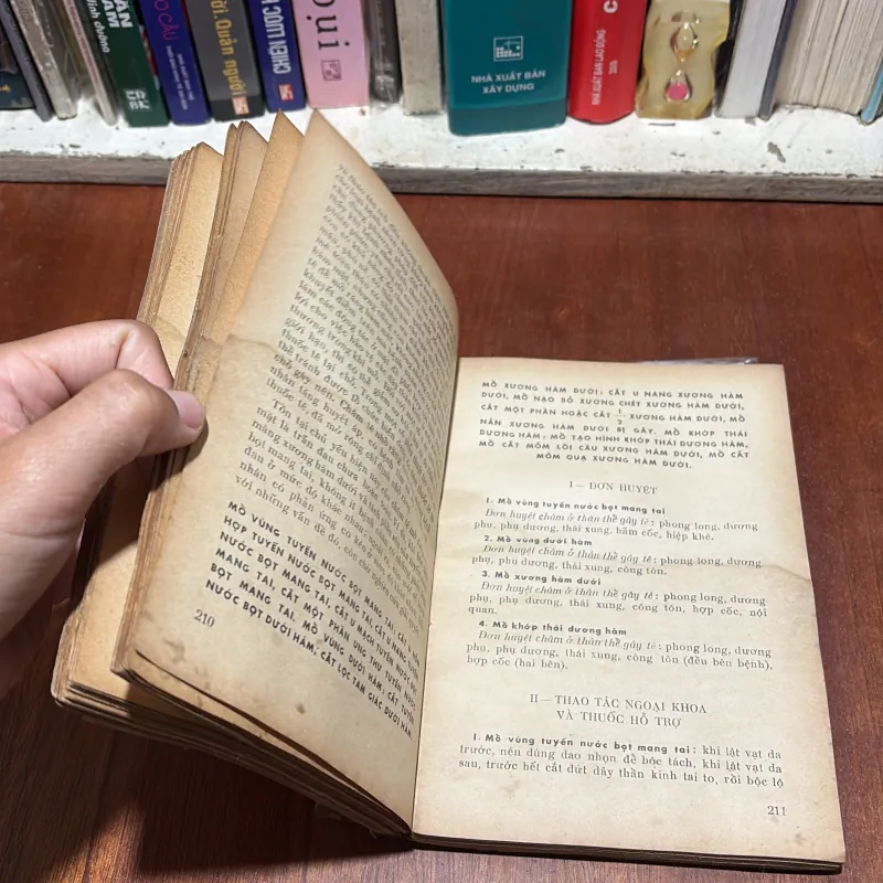 [Sách Mất Bìa, Tửng Bị Ẩm] - II Châm Cứu: Châm Tê - Hoàng Bảo Châu (Dịch) - 1975 798969