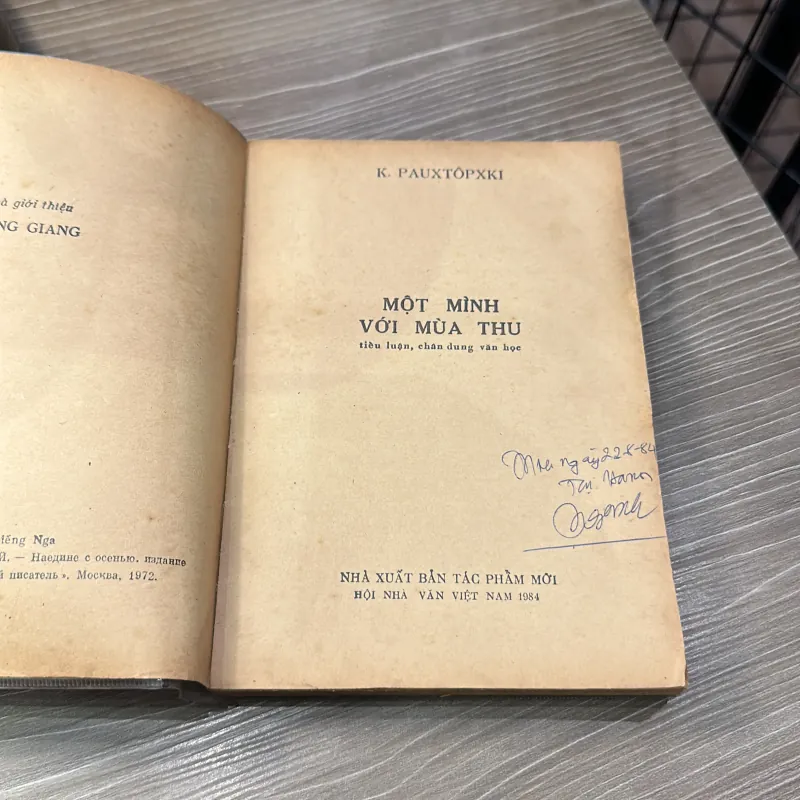 Một  m mình với mùa thu - K Paustovsky - bản dịch từ tiếng Nga - 1984 996265
