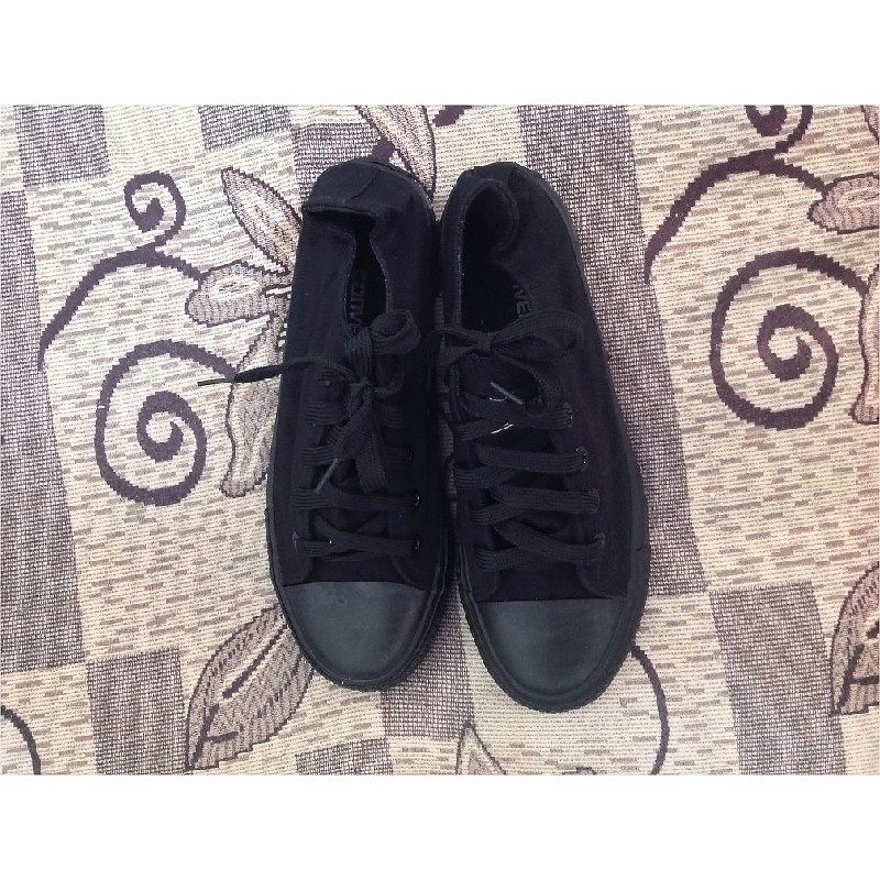 Giày Converse đen full cổ ngắn (Size 39) 17523