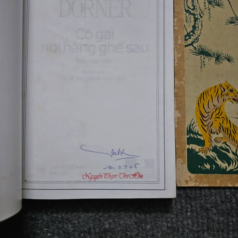 Cô gái nơi hàng ghế sau 734010