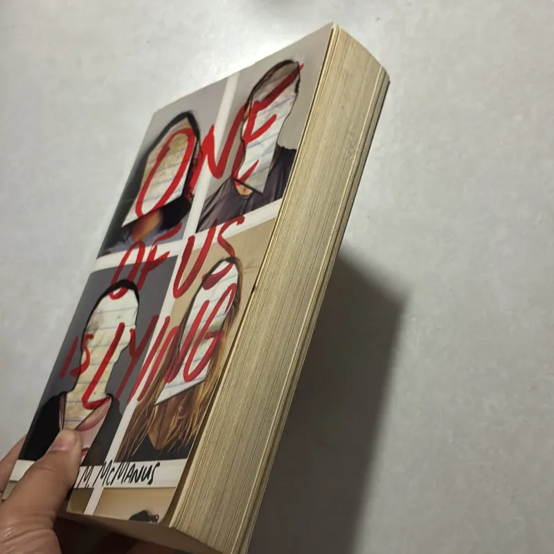 One of us is lying - Karen M.McManus 747456