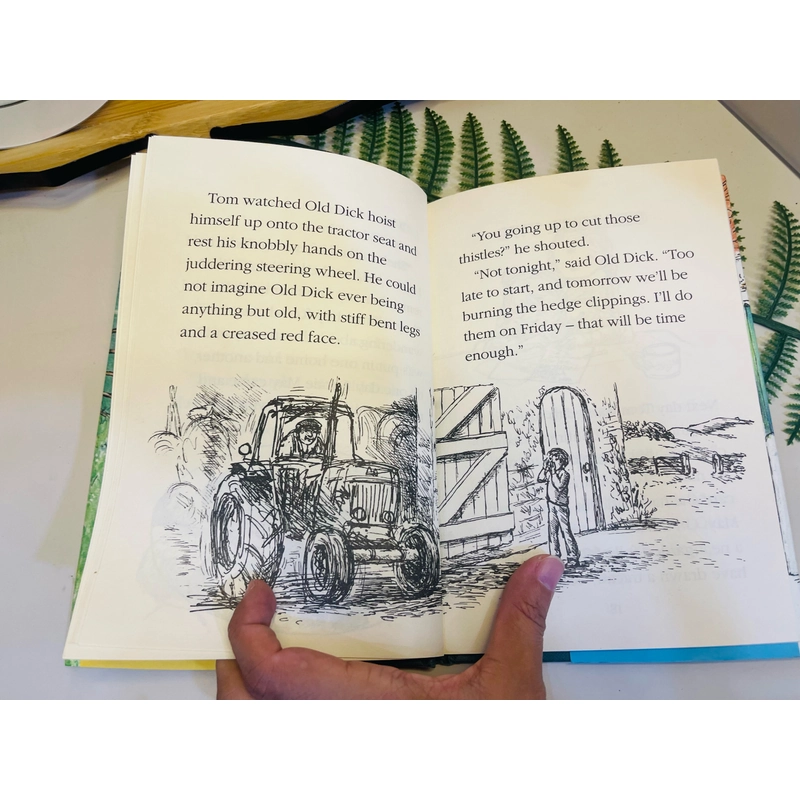 [Sách tiếng Anh 2hand] Like new 90% - The Biggest Birthday Card In The World 499482