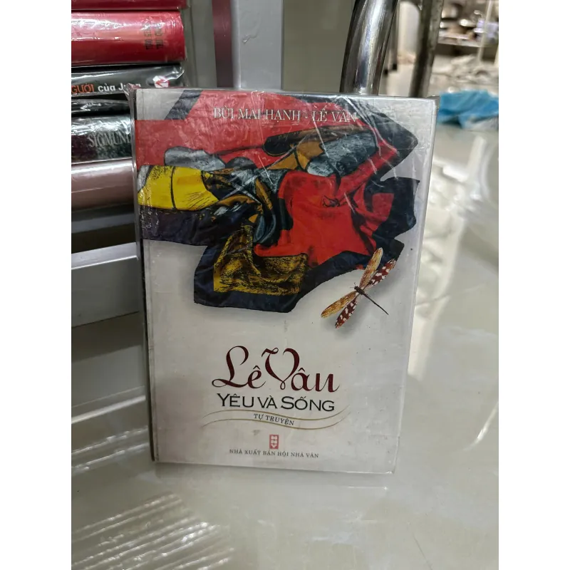 Lê Vân Yêu Và Sống (Bìa Cứng) 563405