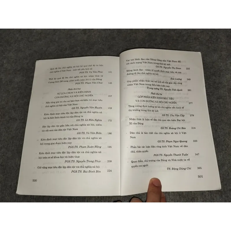 KIÊN ĐỊNH MỤC TIÊU VÀ CON ĐƯỜNG ĐI LÊN CHỦ NGHĨA XÃ HỘI Ở NƯỚC TA 701107