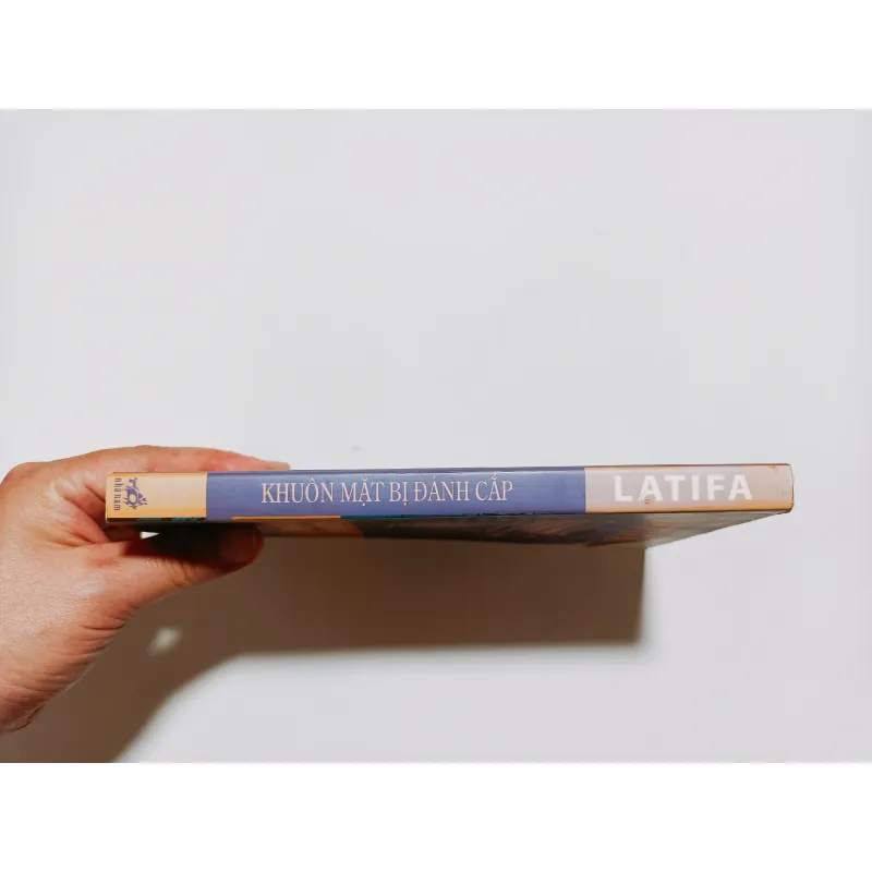 Khuôn Mặt Bị Đánh Cắp 753511