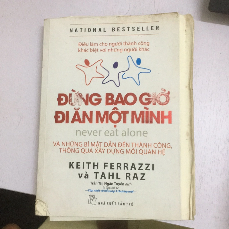 ĐỪNG BAO GIỜ ĐI ĂN MỘT MÌNH  525419