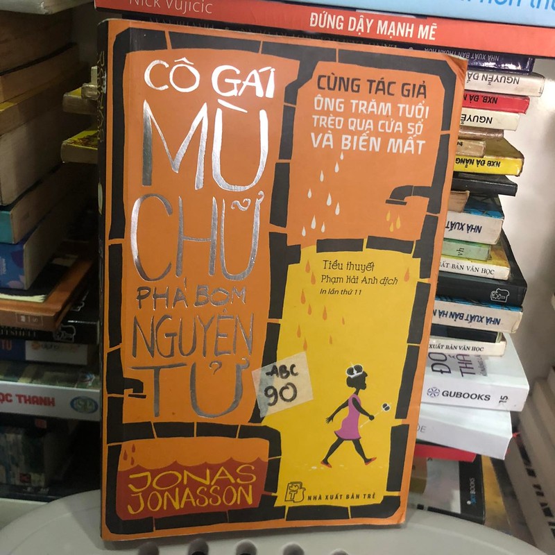 Cô gái mù chữ phá bom nguyên tử - Jonas Jonasson 179070