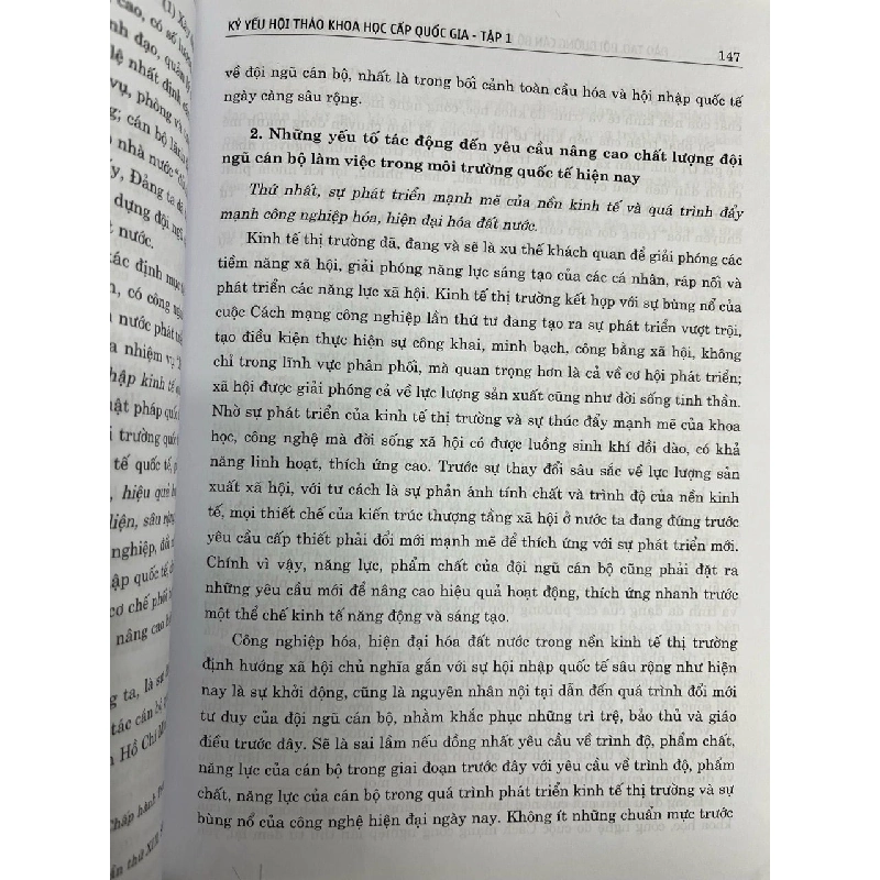 Đào tạo, bồi dưỡng cán bộ có đủ khả năng làm việc trong môi trường quốc tế 728404