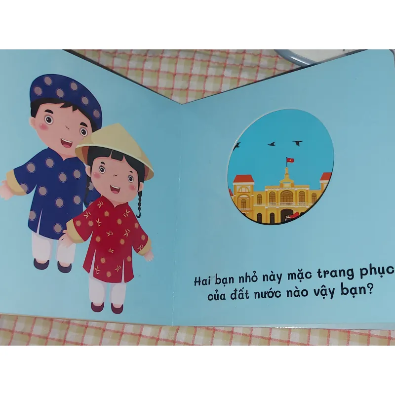 Sách gỗ  ĐỐ BÉ Ở SAU LÀ GÌ?  - chủ đề: TRANG PHỤC 📖 song ngữ Anh - Việt 🔤 713406
