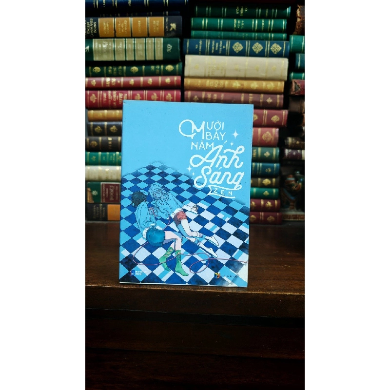 TRUYỆN TRANH MƯỜI BẢY NĂM ÁNH SÁNG 376812