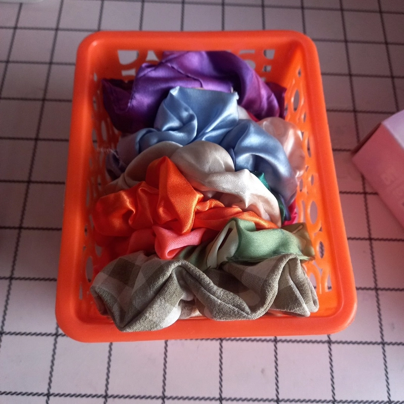 Túi xách + >10 cái scrunchies lộn xộn màu new, tặng 1 túi ~50c kẹp tóc 🦋  474636