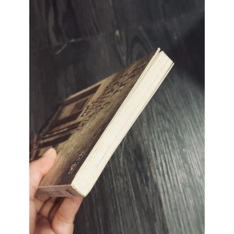 Phố cửa hiệu u tối 604186