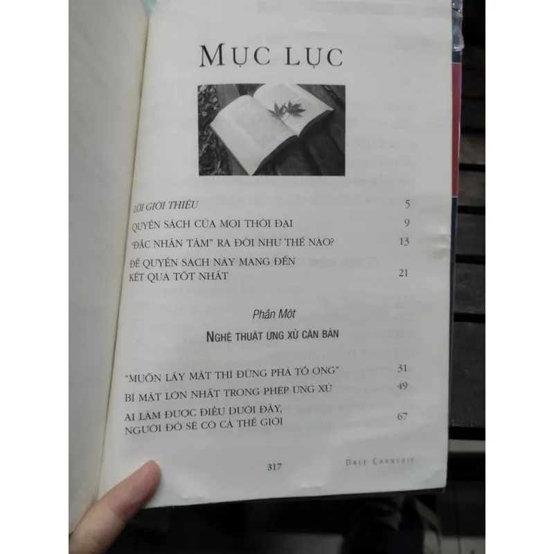 sách "Đắc Nhân Tâm" của tác giả Dale Carnegie. 
 703842