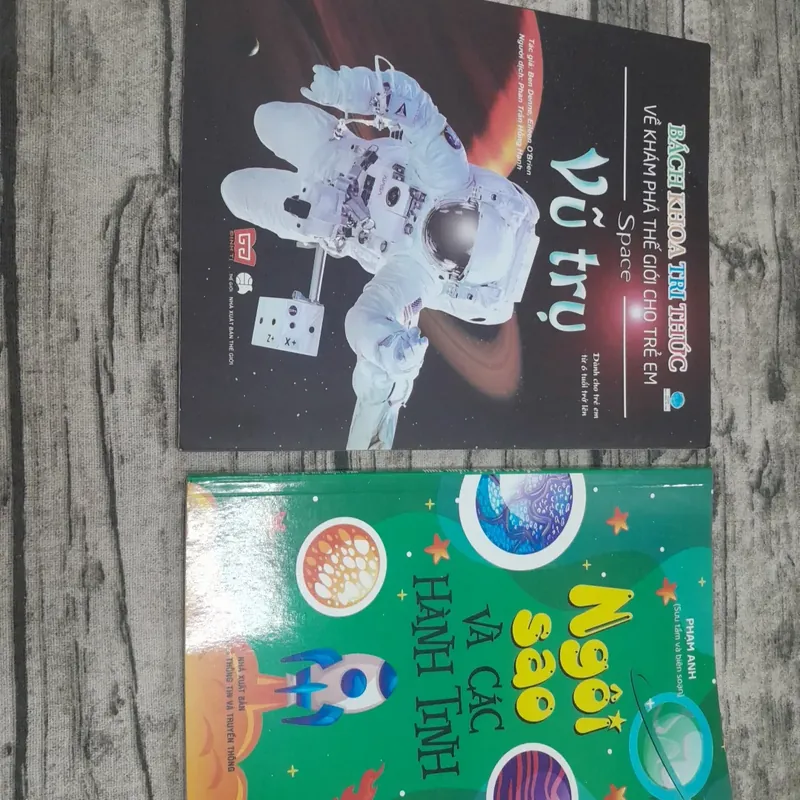 2 quyển sách màu về vũ trụ và các vì sao dành cho thiếu nhi 681941