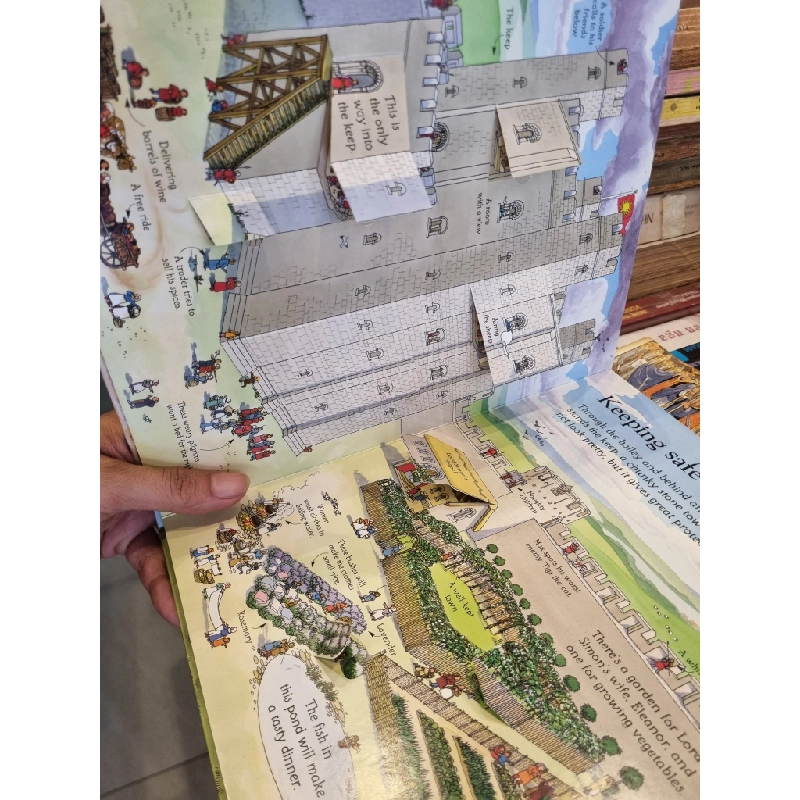 SEE INSIDE CASTLES : With Over 50 Flaps to Lift (Usborne - Interactive Book) 201931